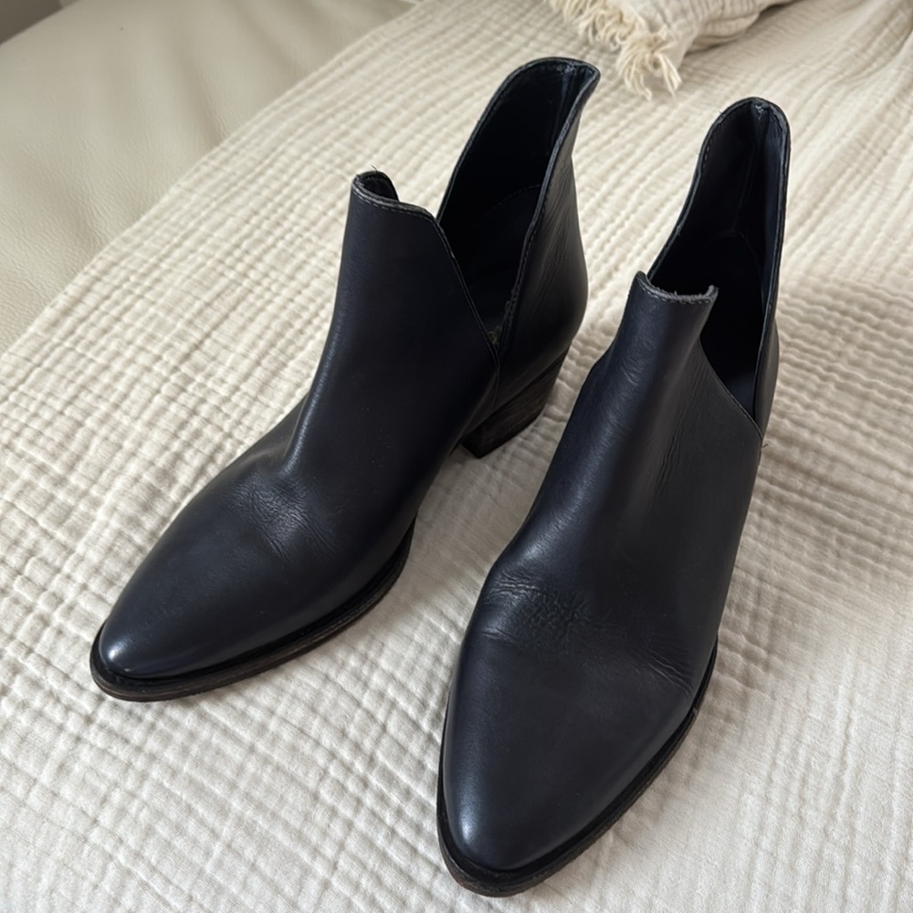 FREE People Charm Double V Ankle Bootie slip on block heels leather women’s EU38